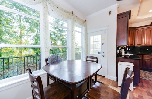 Powellhurst-Gilbert House | Huge Luxury Home with huge Deck near Powell Butte Park