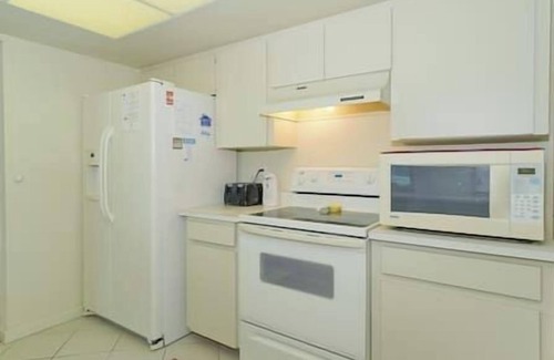 Laurel House | Huge ❤ Pool, Close to Beaches, Restaurants & Shops