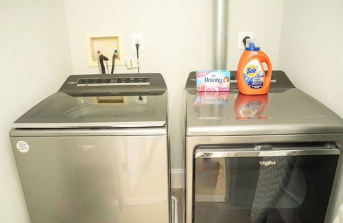 Downtown Baltimore Apartment | Huge Upscale Downtown Penthouse 4Bedrm/3Bath - 5 mins from Penn Station