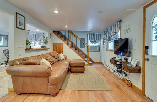 Circleville Cottage | Huguenot Retreat w/Screened Porch & Lake Access!