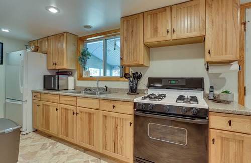 Circleville Cottage | Huguenot Retreat w/Screened Porch & Lake Access!