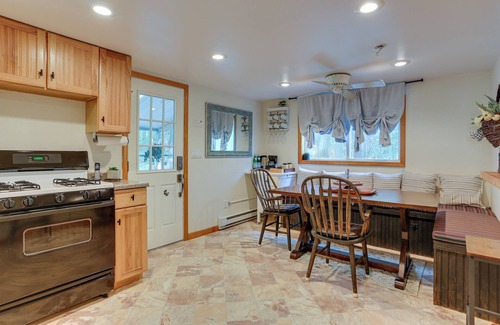 Circleville Cottage | Huguenot Retreat w/Screened Porch & Lake Access!