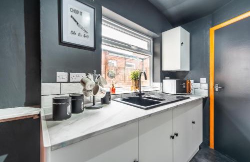 Hull House | Hull 3 Bedrooms Garden Central House Sleeps 6 Hosanna MERCI Showy Cozy - Close to Princess Ave