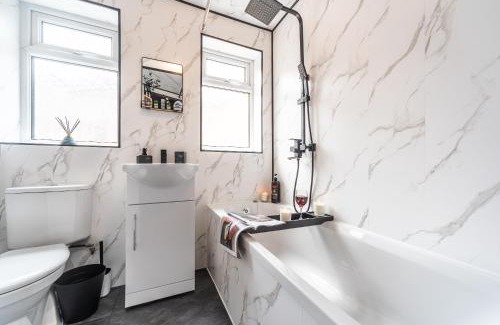 Hull House | Hull 3 Bedrooms Garden Central House Sleeps 6 Hosanna MERCI Showy Cozy - Close to Princess Ave