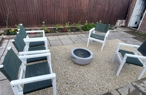 Hull House | Hull 3bed House-driveway-garden-familyfriendly