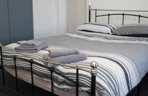 Hull Apartment | Hullidays - University Side Lg 4 bed House