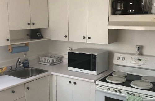 Dollard-des-Ormeaux Apartment | Humble 1 BDR Home - 15min from/to YUL Intl. Airport