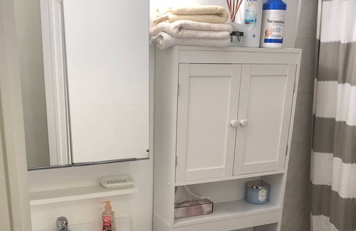 Dollard-des-Ormeaux Apartment | Humble 1 BDR Home - 15min from/to YUL Intl. Airport