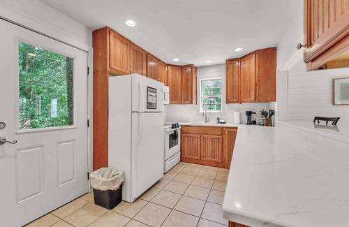 Bryant Cabin | Hummingbird Cabin with a private hot tub!