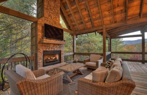 Epworth House | Hunter's Treehouse w 5 Star BR Mtn View & Hot Tub