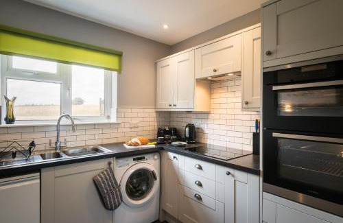 Poltimore House | Hunters Lodge Exeter, Free Parking, Country Views, Great Wi-Fi, Large Garden