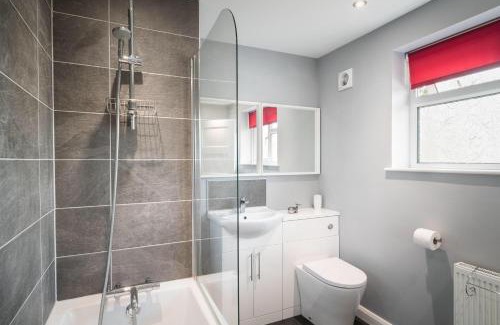 Poltimore House | Hunters Lodge Exeter, Free Parking, Country Views, Great Wi-Fi, Large Garden