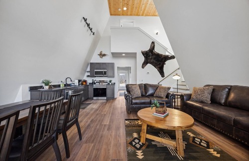 Chattanooga Valley Cabin | Hunters Ridge | A-Frame Cabin ON the Bluff | Hot Tub
