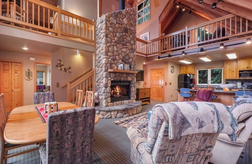 Hyak House | Hyak | 5 mins to Ski Hill | Fire Place