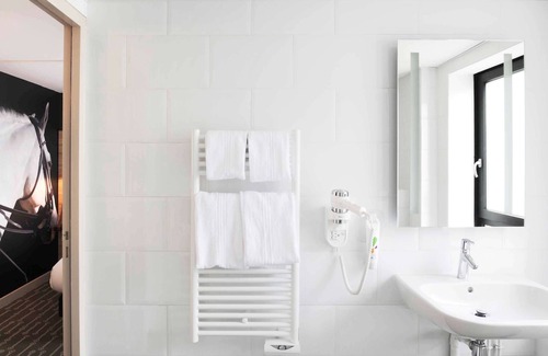 Laval Hotel | ibis Styles Laval Centre Gare