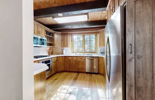 Salt Lake Mountain Resorts Cabin | Iconic creekside mountain home with hot tub, fireplaces, balcony & amazing views