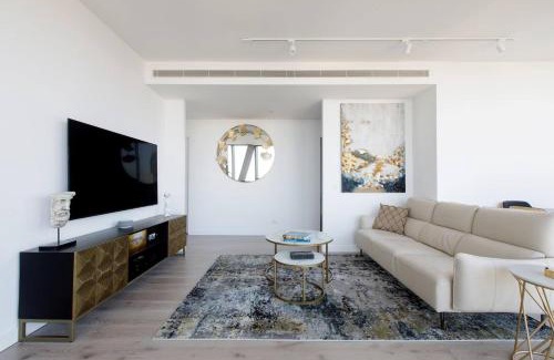 Melbourne Central Business District Apartment | Iconic High-view Oasis between Docklands and CBD