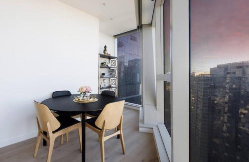 Melbourne Central Business District Apartment | Iconic High-view Oasis between Docklands and CBD