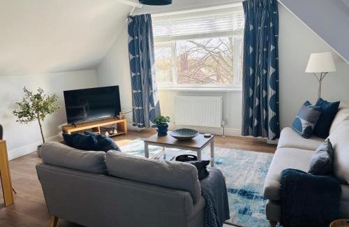 Wakefield Apartment | Ideal Contractor and Family Friendly 2-Bed Apartment Quiet and Spacious with fast WiFi and Large Screen Smart TVn