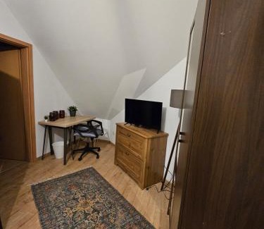 Delitzsch Apartment | Ideal für Monteure Apartment mit 3 Schlafzimmer für bis zu 6 Personen mit Küche, Waschmaschine, Bad, WiFi, Flat TV usw