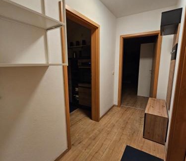 Delitzsch Apartment | Ideal für Monteure Apartment mit 3 Schlafzimmer für bis zu 6 Personen mit Küche, Waschmaschine, Bad, WiFi, Flat TV usw