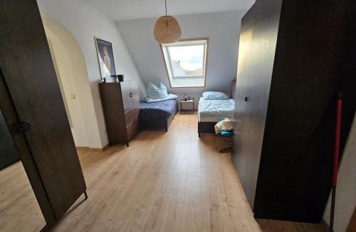 Delitzsch Apartment | Ideal für Monteure Apartment mit 3 Schlafzimmer für bis zu 6 Personen mit Küche, Waschmaschine, Bad, WiFi, Flat TV usw