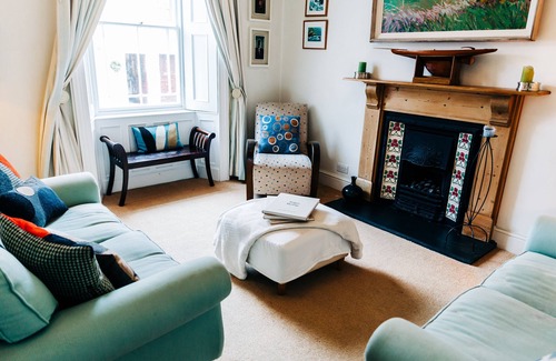 St Davids House | Ideal for Family & Friends to get together. Sleeps up to 10 with parking