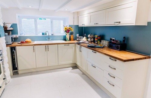 St Davids House | Ideal for Family & Friends to get together. Sleeps up to 10 with parking