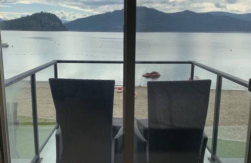 Scotch Creek House | Ideal lake home in a picturesque location 🏖 Sleep steps away from beach & water