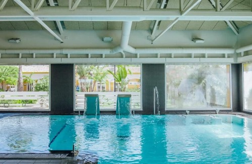 Crevillente House | Ideal Location to Relish in Tropical Pools! 2 Relaxing Cabins with Kitchen!