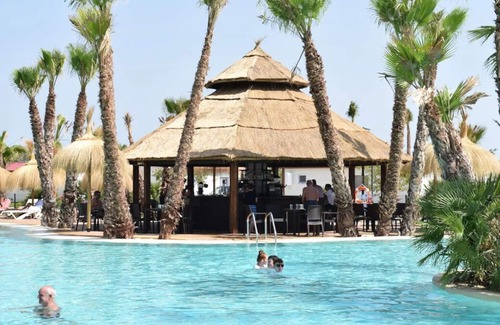 Crevillente House | Ideal Location to Relish in Tropical Pools! 2 Relaxing Cabins with Kitchen!