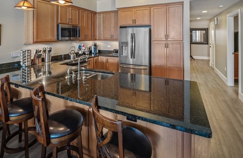 Sandpoint Condo | Ideal Seasons Waterfront Condo | Spa, Beach, Hot Tub, Pool, Marina