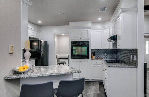 Texarkana House | Ideal spot for business or family; sleeps 10 guests