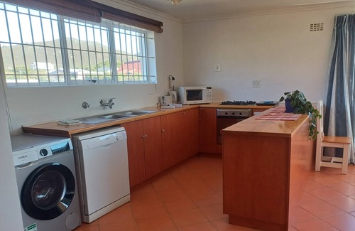 Pringle Bay House | Ideally Located with Views - 100m to Beach, 1 h to Cape Town, South Africa