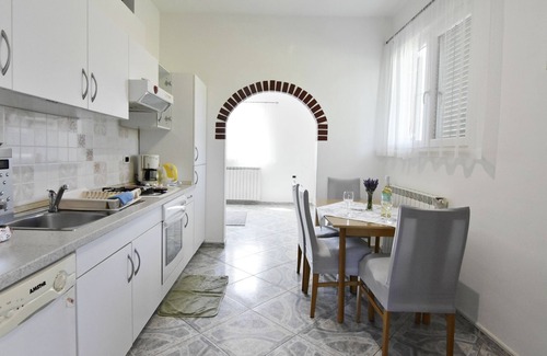 Valica Apartment | Idyllic apartment in Valizza-Umag surrounded by greenery, air-conditioned, WiFi
