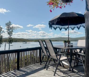 Holtalen House | Idyllic Cabin By The Water In Hessdalen