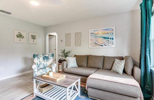 Downtown House | Idyllic Sarasota Home with Yard 2 Mi to Beach!