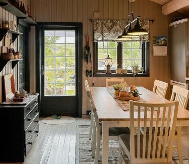 Holtalen House | Idyllisk Hytte Ved Vandet I Hessdalen