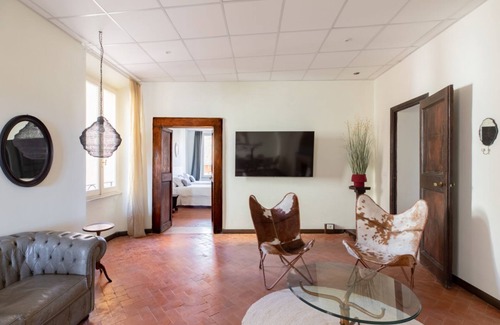 Rione II Trevi Apartment | iFlat | Trevi Fountain's roomy&friendly apartment