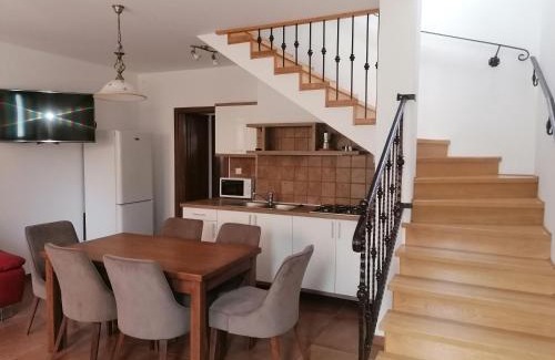 Balatonfenyves House | Igényesen berendezett nyaraló saját stéggel, kerti grillel Balatonfenyvesen, vízparti utcában, a tótól 50 m-re