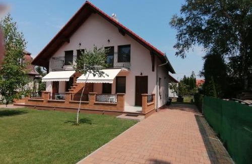 Balatonfenyves House | Igényesen berendezett nyaraló saját stéggel, kerti grillel Balatonfenyvesen, vízparti utcában, a tótól 50 m-re