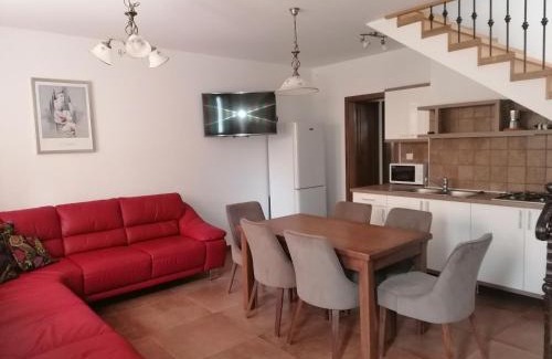 Balatonfenyves House | Igényesen berendezett nyaraló saját stéggel, kerti grillel Balatonfenyvesen, vízparti utcában, a tótól 50 m-re