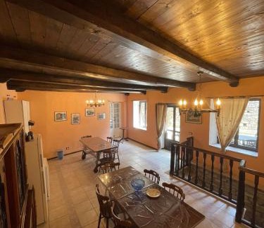 Montabone House | Il borgo come in un castello