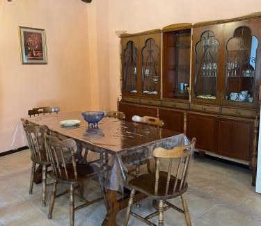 Montabone House | Il borgo come in un castello