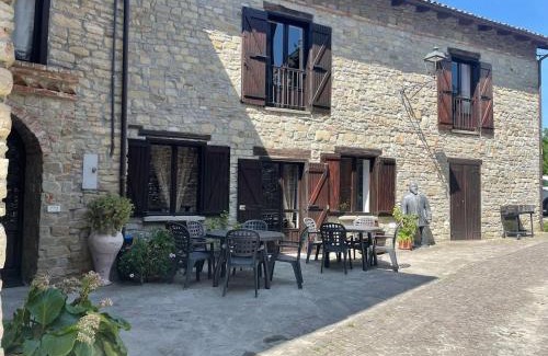 Montabone House | Il borgo come in un castello
