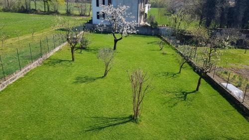 Agrate Apartment | Il terrazzo sul giardino