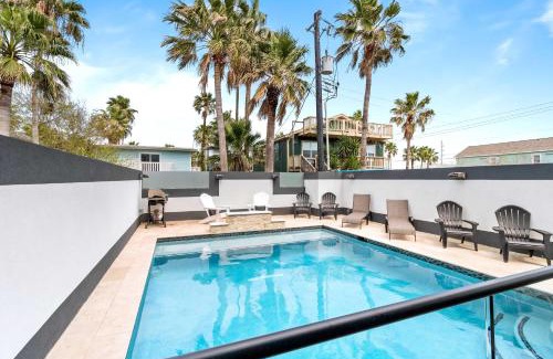 South Padre Island House | Immaculate Townhouse w Pool & Balcony South Padre