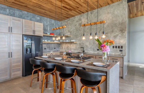 Uvita Villa | IMMENSE Ocean Views - 5 bdrms - 5 min to beach - concierge service - Security