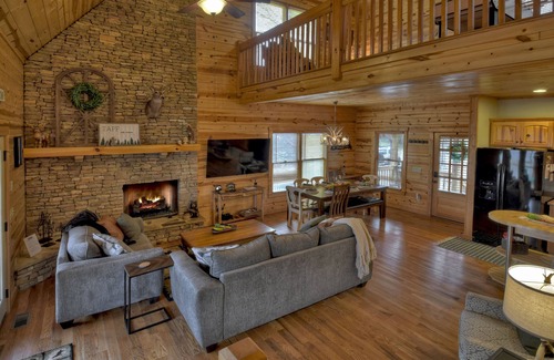 Eagle Mountain Cabin | Immerse in Nature at this family-sized, pet-friendly cabin in Ellijay. Enjoy hot tub, firepit, foosball, WiFi, and endless outdoor adventures