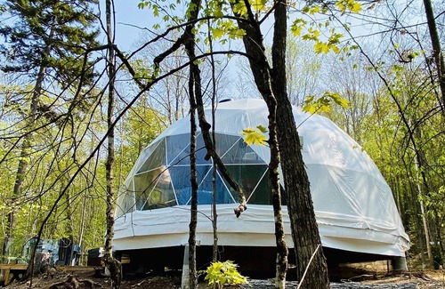 Notre-Dame-de-la-Merci Cabin | Immersive 4-season accommodation experience in a dome in a natural environment.